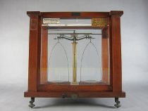 Glass-enclosed Pan Balance